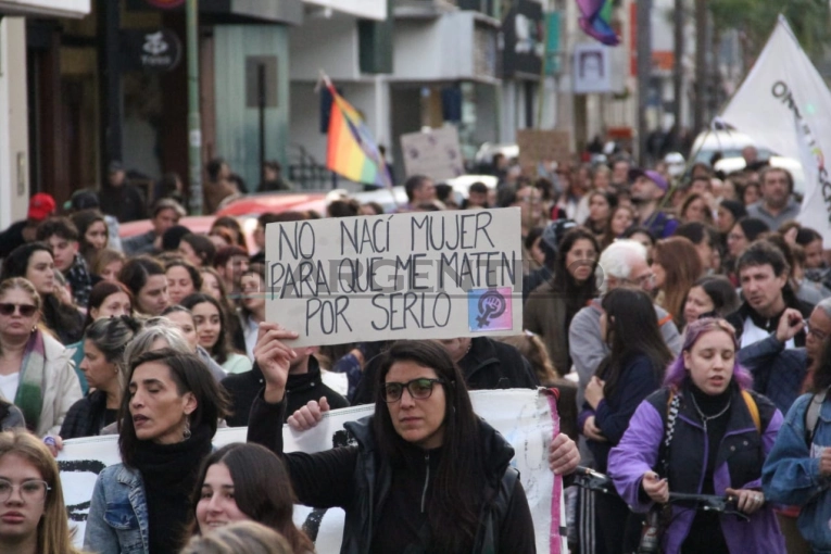 &ldquo;Frente a un Estado que ignora, hay un movimiento que abraza&rdquo;: masiva marcha de Ni Una Menos en Gualeguaych&uacute;