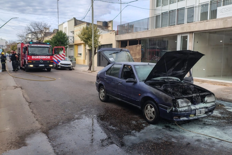 Los bomberos controlaron el incendio de un auto que se prendi&oacute; fuego en pleno centro