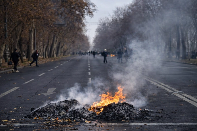 Enfrentamientos en Chile entre carabineros y manifestantes durante una protesta por los recortes sociales