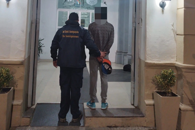 Lo buscaban por una causa de robo y fue detenido en plena calle
