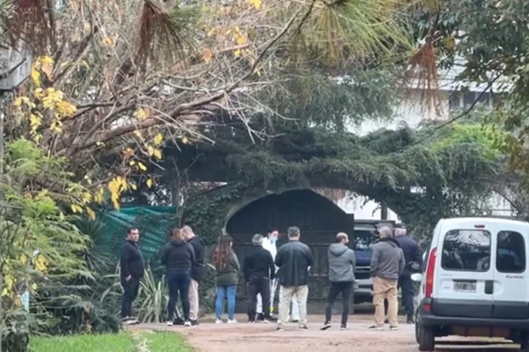 Los primeros detalles oficiales de la muerte del Indio Solari: lo encontr&oacute; su cuidadora al lado de la pileta
