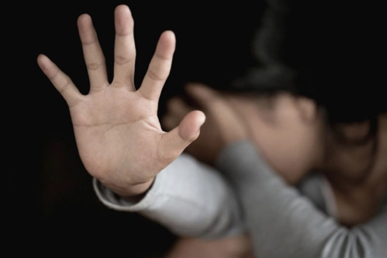 Un hombre es llevado a juicio por abusar de su hijastra discapacitada a lo largo de una d&eacute;cada