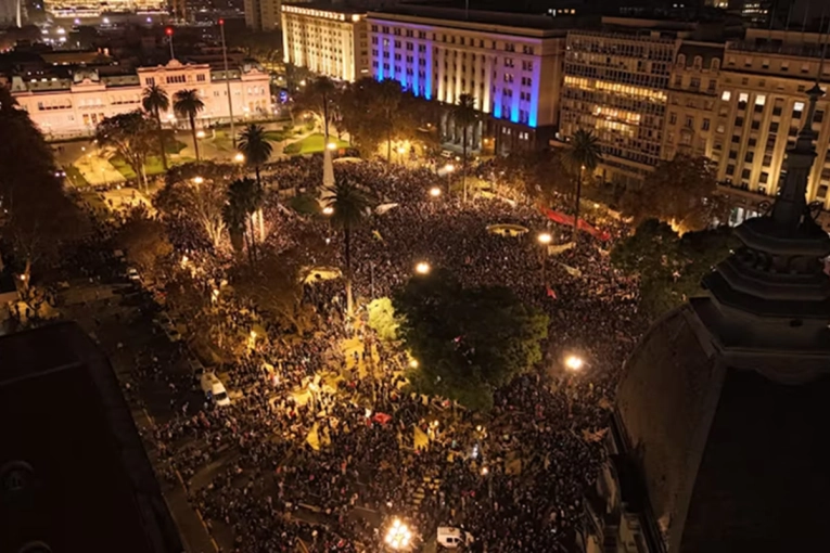 Multitudinaria despedida al Indio Solari con m&uacute;sica, llanto, abrazos y pogo