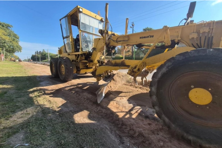 Avanzan las obras de reacondicionamiento de banquinas en Urquiza al Oeste