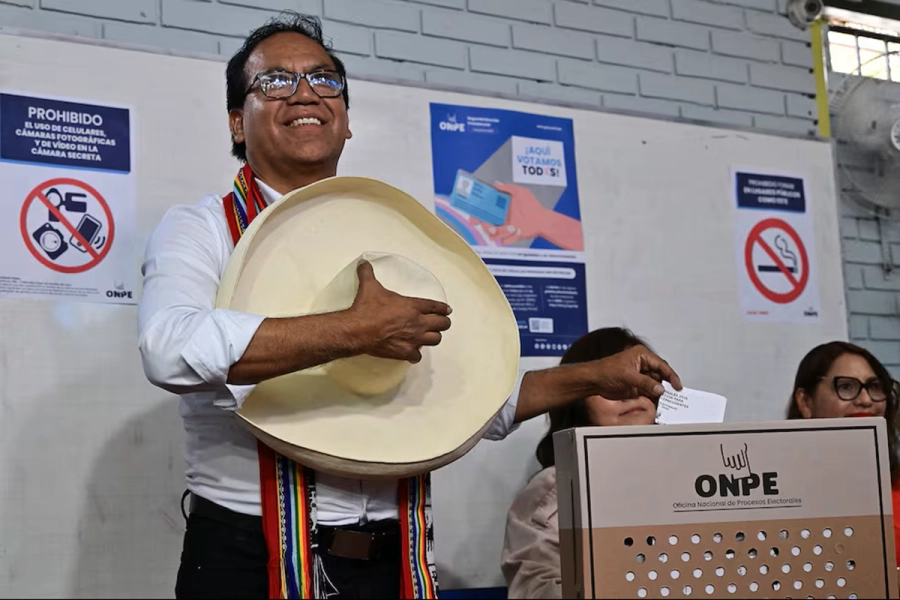 <i>Roberto S&aacute;nchez de Juntos por el Per&uacute; emitiendo su voto</i>