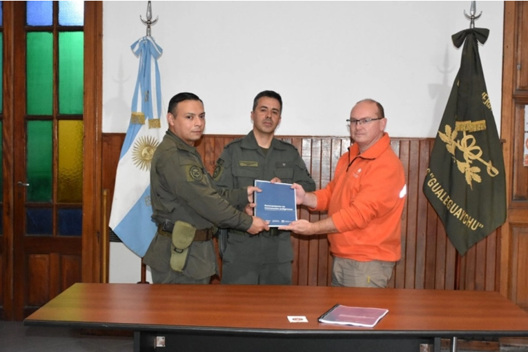Protecci&oacute;n Civil entreg&oacute; a Gendarmer&iacute;a un compendio t&eacute;cnico sobre mercanc&iacute;as peligrosas