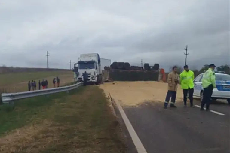 Un cami&oacute;n mordi&oacute; la banquina y desat&oacute; un accidente en cadena en la ruta 12