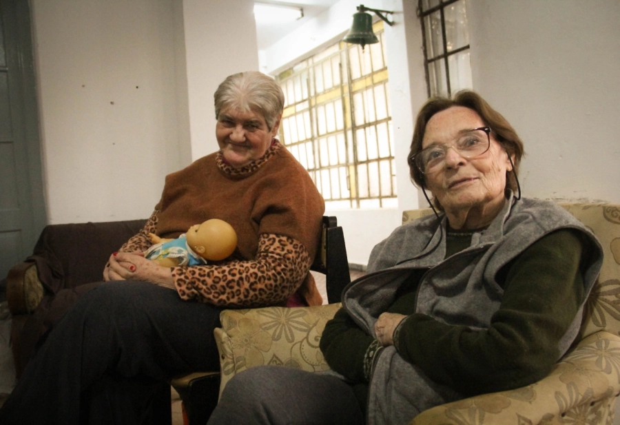 <i>Rosa: "Un d&iacute;a vino un chico con un parlante y nos puso Los Palmeras. Con esa m&uacute;sica nos bailamos todo&rdquo;</i>