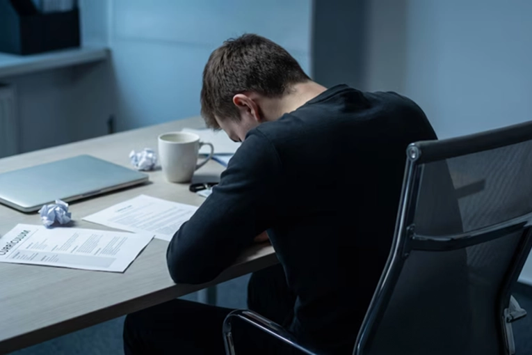 Afirman que dormir mal reduce la capacidad del cerebro para detectar y corregir errores