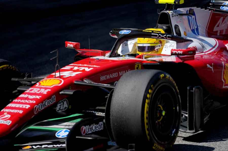 <i>Lewis Hamilton se qued&oacute; con una hist&oacute;rica victoria al ganar por primera vez con Ferrari</i>