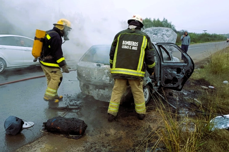 Incendio de un Fiat Palio en el acceso a Ibicuy: todo comenz&oacute; cuando pis&oacute; un bache en la ruta