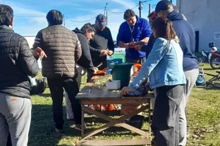 Trabajadores de Granja Tres Arroyos hicieron una olla popular en la planta