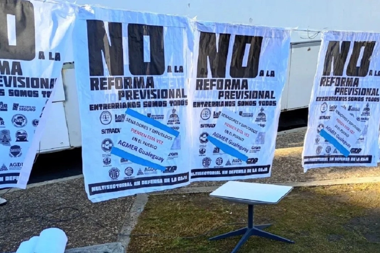 El acampe docente frente a Casa de Gobierno cumple una semana en defensa de la Ley jubilatoria