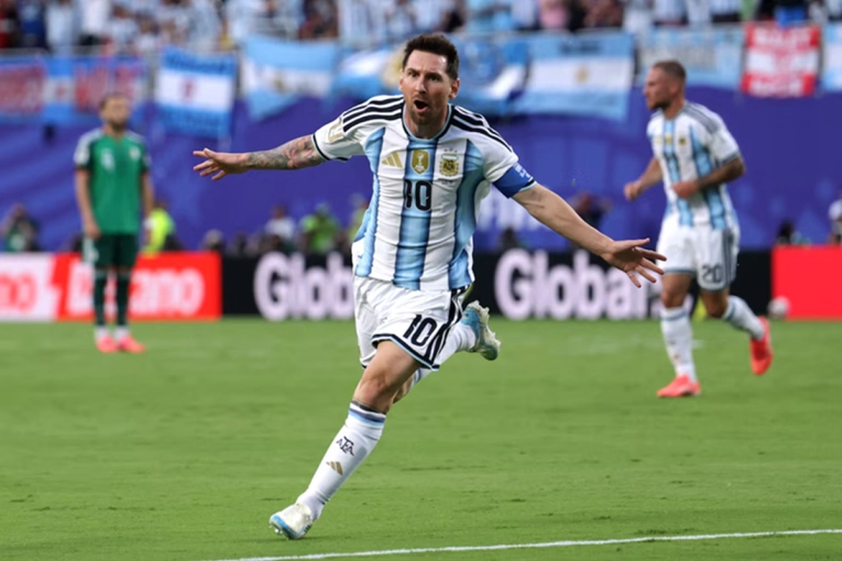 Final del primer tiempo: Messi abri&oacute; la Copa con un golazo frente a Argelia