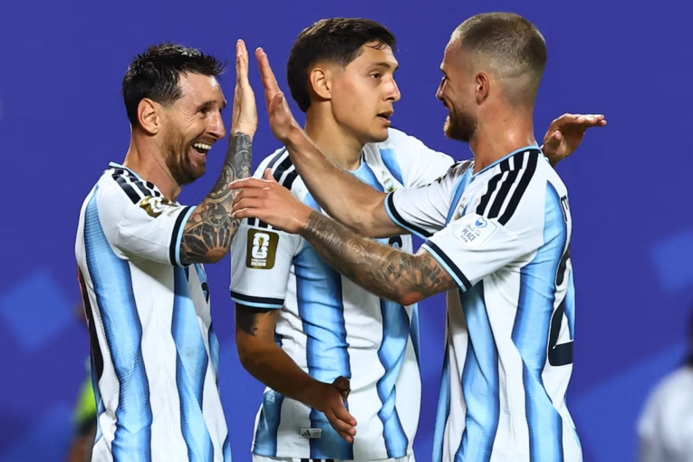 Argentina jug&oacute; como campe&oacute;n y venci&oacute; 3-0 a Argelia en su debut en el Mundial