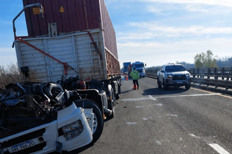 Impactante choque entre un cami&oacute;n y una maquina vial: ambos veh&iacute;culos terminaron en un arroyo