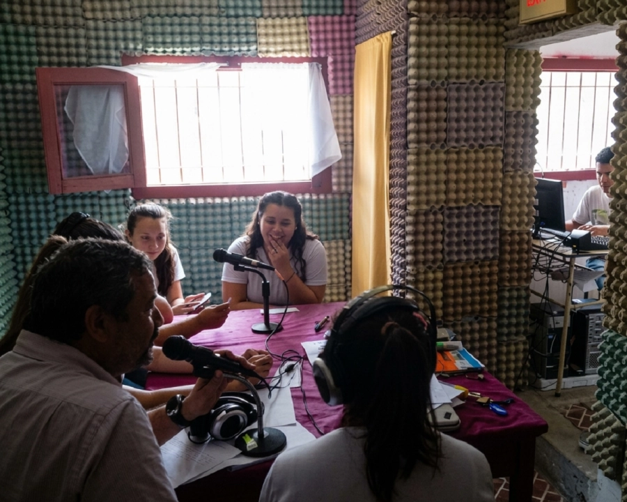 <i>Grupo de j&oacute;venes transmitiendo un programa por FM El Mirador</i>