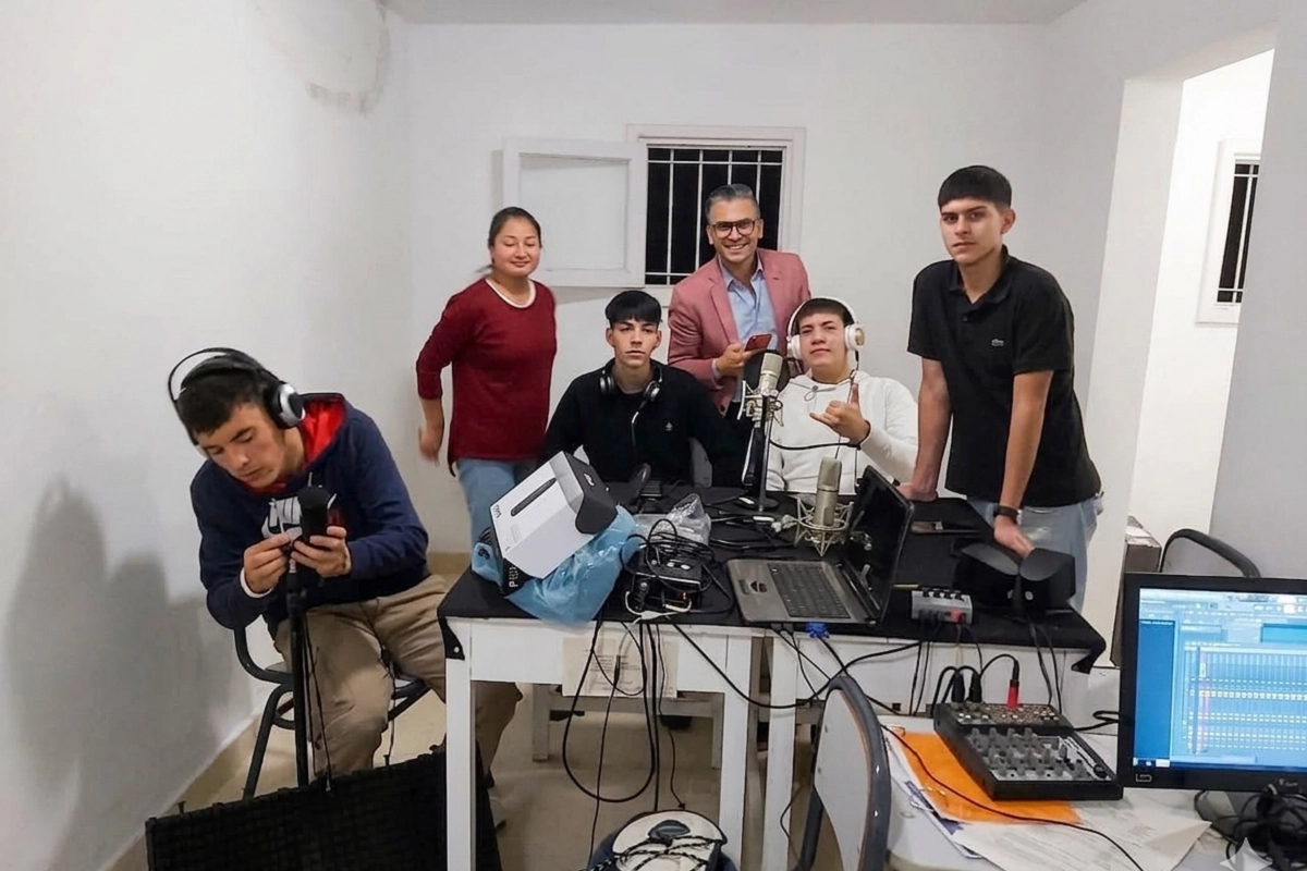 El docente Maximiliano con el grupo de estudiantes