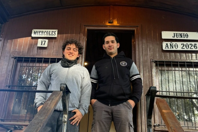 Estudiantes de la E.E.T. 2 restauran el sistema el&eacute;ctrico del hist&oacute;rico Coche Reservado 666