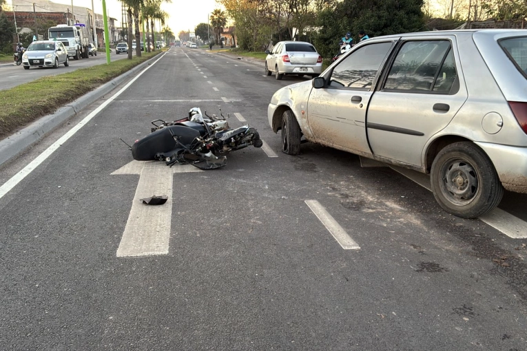 Un choque entre un auto y una moto dej&oacute; a un adolescente herido y con el rodado retenido