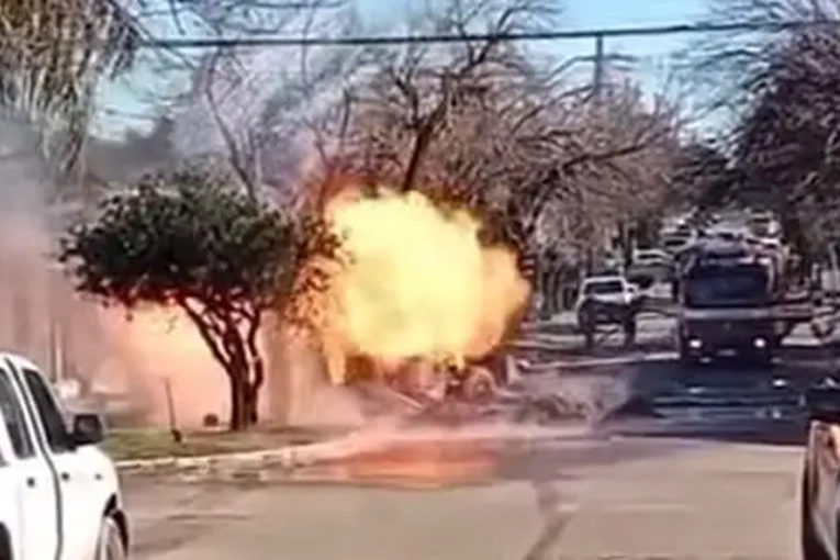 Una m&aacute;quina municipal perfor&oacute; un ca&ntilde;o de gas y hubo un incendio