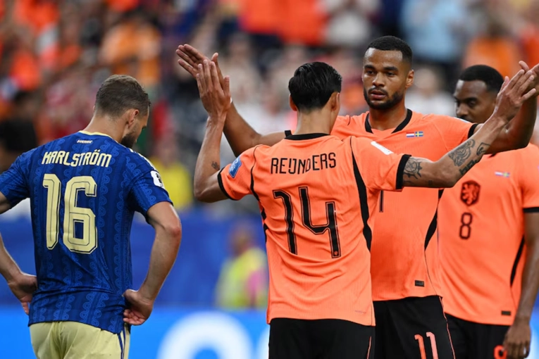 Pa&iacute;ses Bajos gole&oacute; a Suecia y levant&oacute; tras el debut