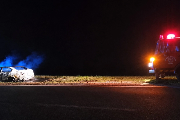 Un autom&oacute;vil se incendi&oacute; por completo en la Autov&iacute;a 12 y su conductor result&oacute; ileso