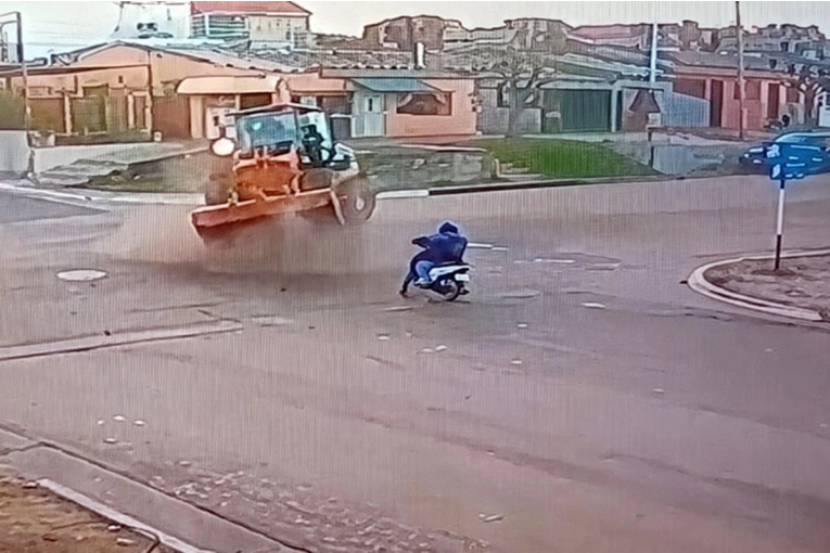 Video: El maquinista alcoholizado que choc&oacute; siete veh&iacute;culos casi aplast&oacute; a un motociclista