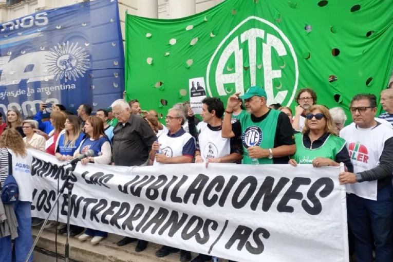 Trabajadores y jubilados se concentran en la Ruta 14: realizaran una volanteada en el acceso a Gualeguaych&uacute;