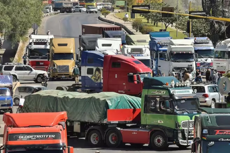 Bolivia vive su primer d&iacute;a sin bloqueos en rutas tras dos meses de protestas