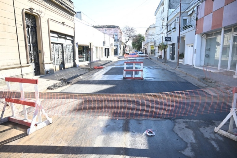 Reparan baches y repavimentan varias calles de la ciudad: hay cortes y desv&iacute;os de tr&aacute;nsito