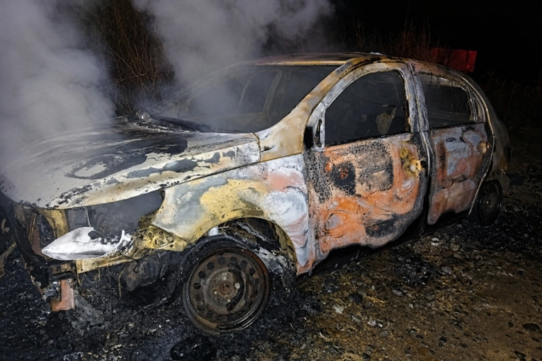 Un autom&oacute;vil se incendi&oacute; por completo en Brazo Largo y cuatro ocupantes lograron salir ilesos