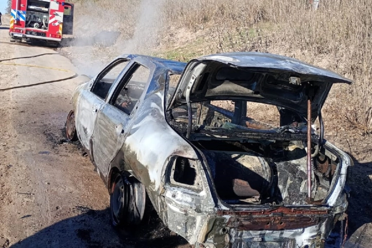 Bomberos Voluntarios controlaron el incendio de un veh&iacute;culo en la calle Sobral