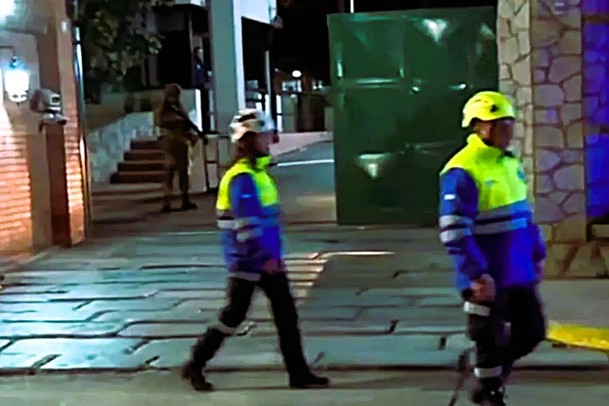 Brigadas de bomberos y efectivos policiales