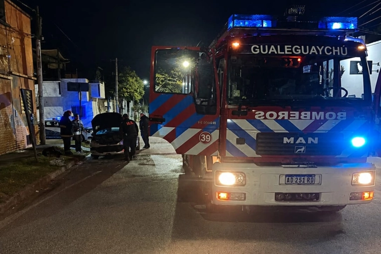 Bomberos Voluntarios sofocaron otro incendio vehicular en la madrugada del domingo