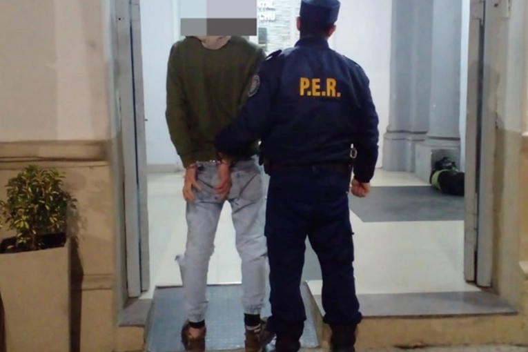 Lo sorprendieron robando un somier de una casa y termin&oacute; detenido en plena madrugada