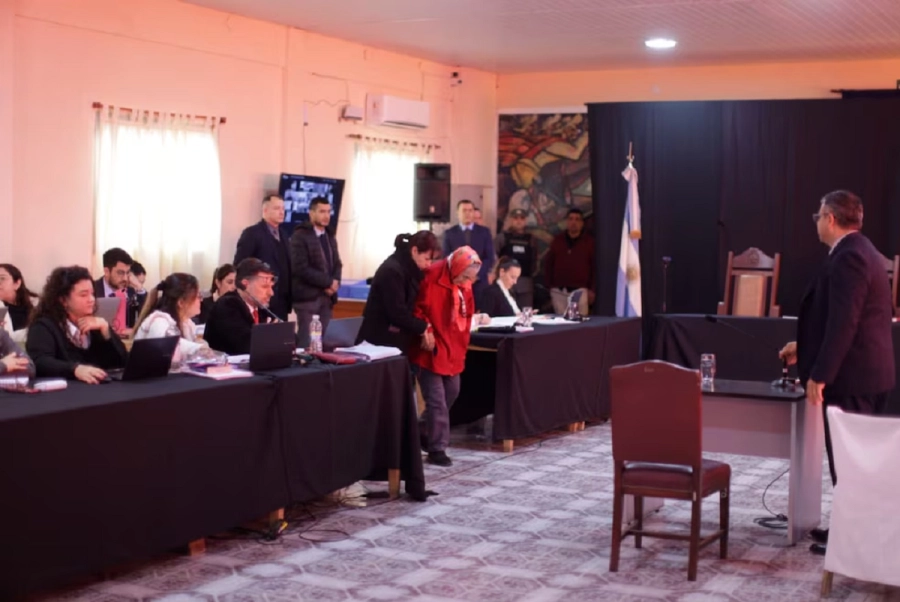 <i>Catalina Pe&ntilde;a es acercada al frente del Tribunal </i>