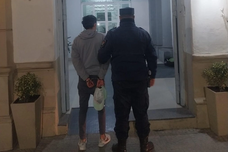 Por el robo a mano armada de una bicicleta, allanaron una casa y detuvieron a uno de los sospechosos