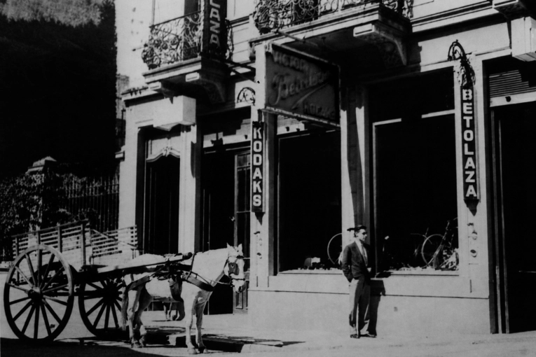 Casa Betolaza, el lugar donde se cortaba el tr&aacute;fico para bailar tango en plena 25 de Mayo