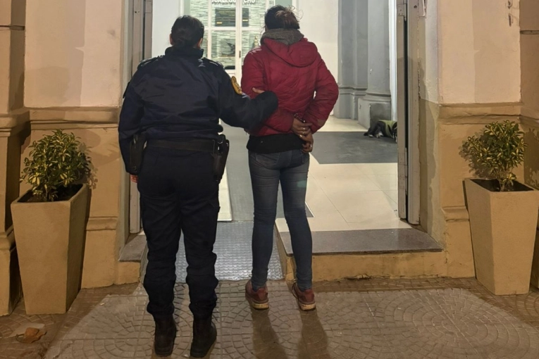 Una mujer fue detenida tras ser acusada de estafar a un comercio local