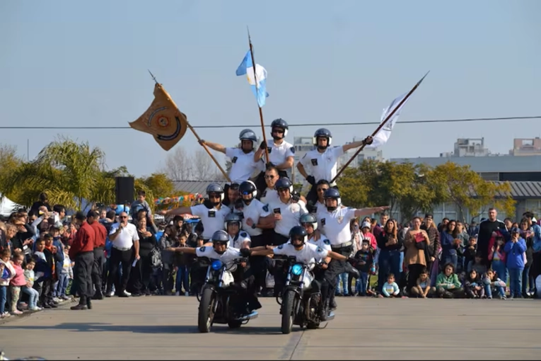 El desfile del 9 de Julio contar&aacute; con la exhibici&oacute;n de la Brigada Blanca de la Polic&iacute;a Federal Argentina