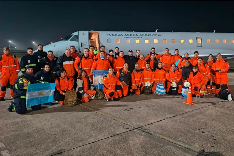 Parti&oacute; un segundo contingente de rescatistas argentinos para reforzar el operativo humanitario
