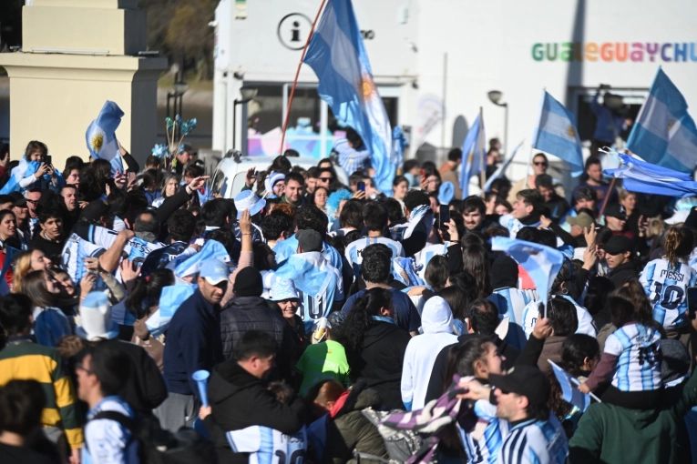 La ciudad festej&oacute; el pase a cuartos de final de Argentina en la Costanera