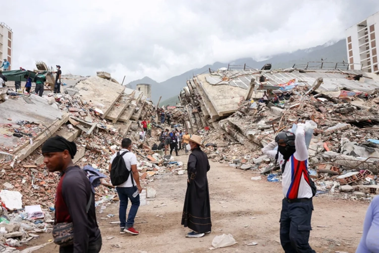Asciende a 3.685 el n&uacute;mero de muertos por los terremotos en Venezuela