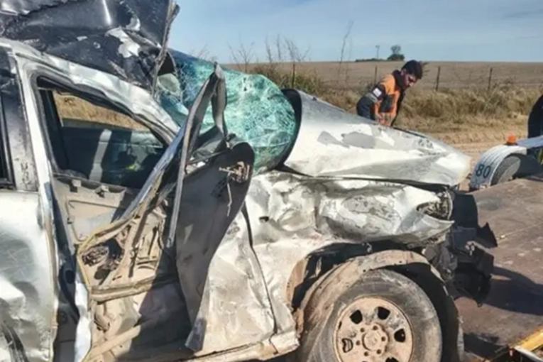 Fatal accidente: muri&oacute; una joven madre luego de un choque entre un cami&oacute;n y una camioneta