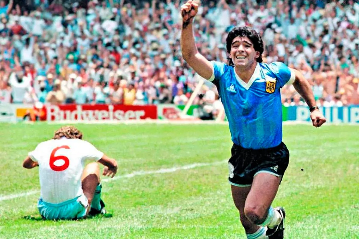 Maradona celebra uno de sus goles a Inglaterra