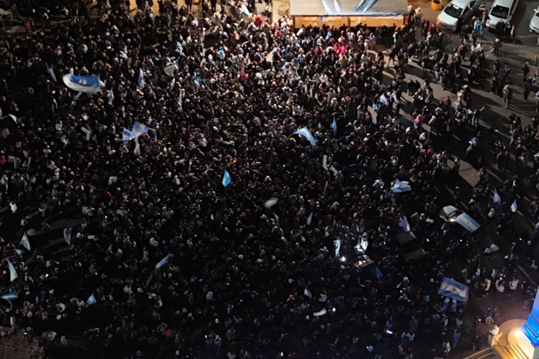Locura en Gualeguaych&uacute;: caravana y fiesta en la Costanera