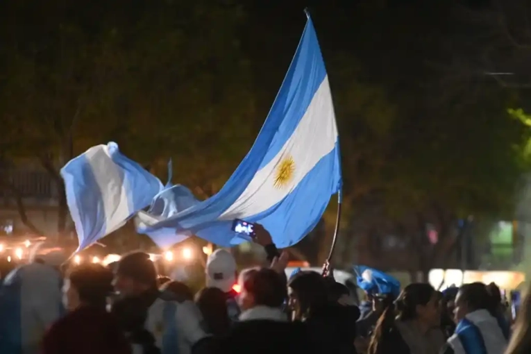 Locura en Gualeguaych&uacute;: caravana y fiesta en la Costanera